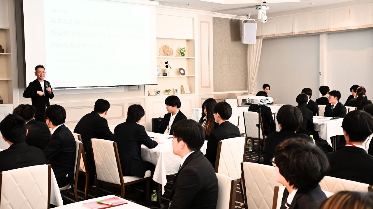 脱炭素カードゲーム研修の会場全景・新入社員83名が参加