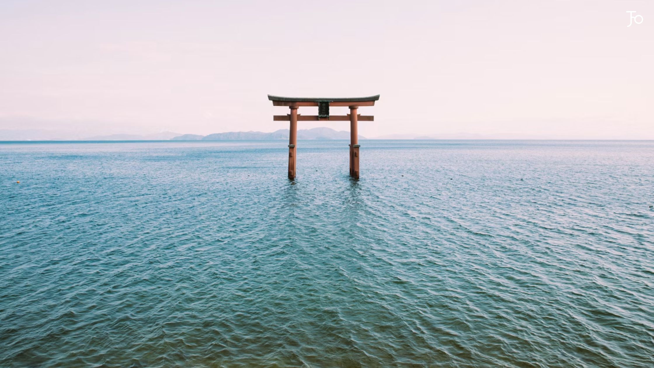 滋賀県琵琶湖に浮かぶ白鬚神社の鳥居。世界的に評価される生物多様性の宝庫